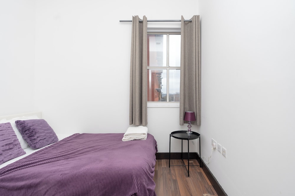 Modern 2-bed Home - Sleeps 6 & Free Parking