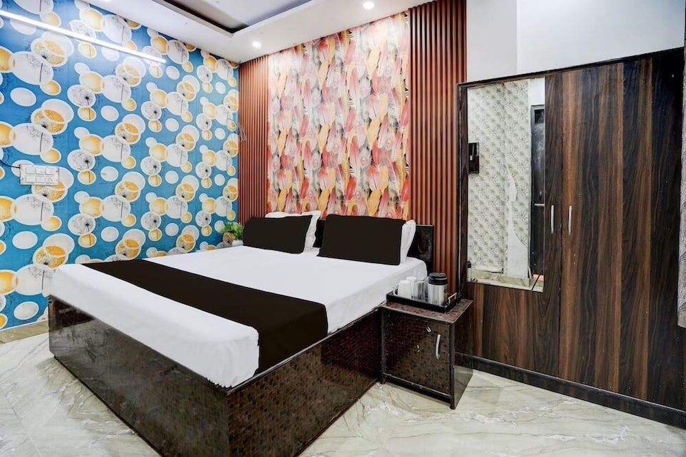 Starx Signature Plaza Near Karkardooma Metro Station