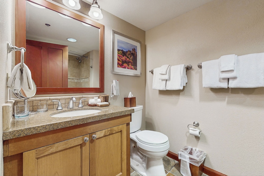 2BR Condo w/ Pool Access, Hot Tub, & ski In/out