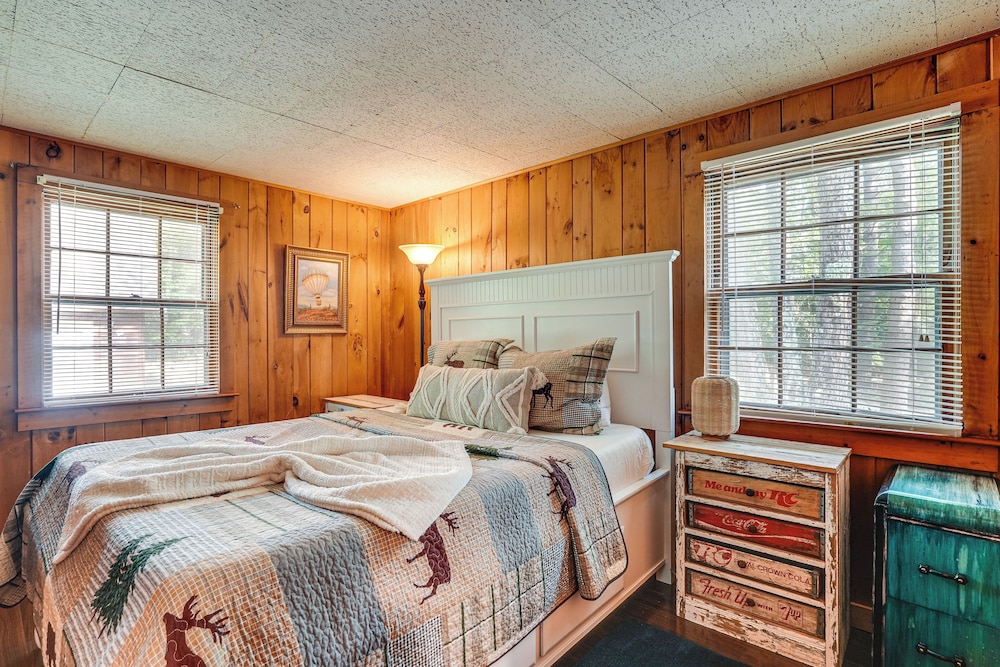 Lakeside Log Cabin w/ Porch in Monadnock Region