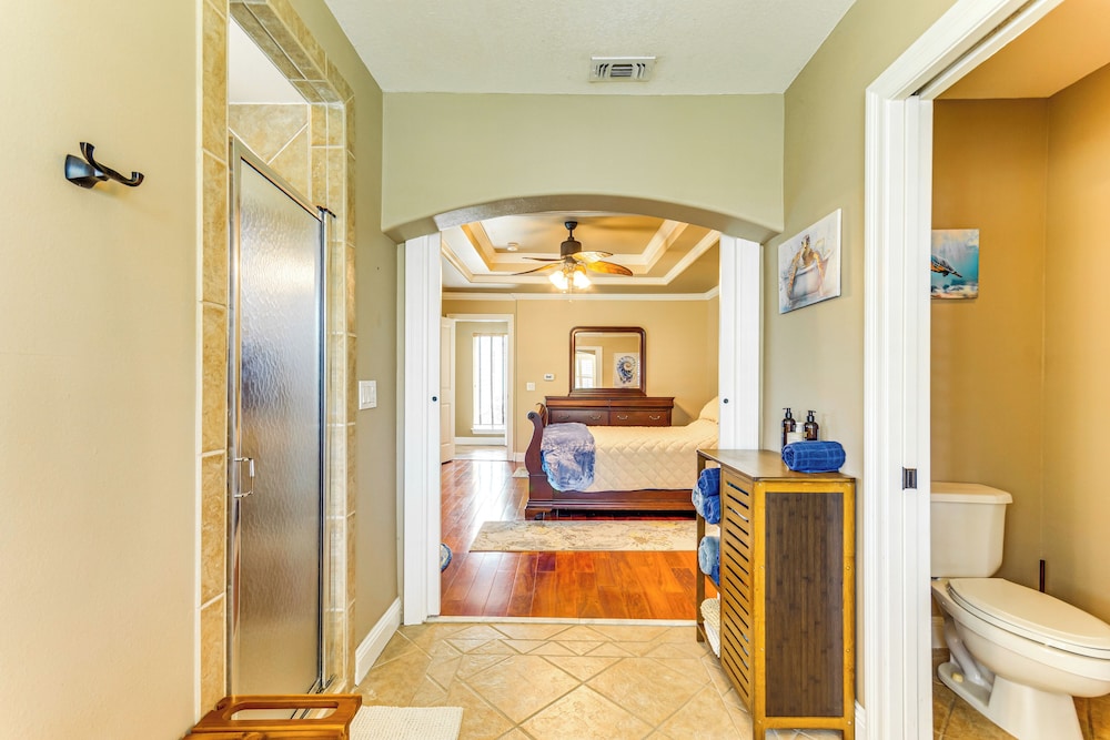Steps to Bay: Tranquil Navarre Retreat w/ Balcony