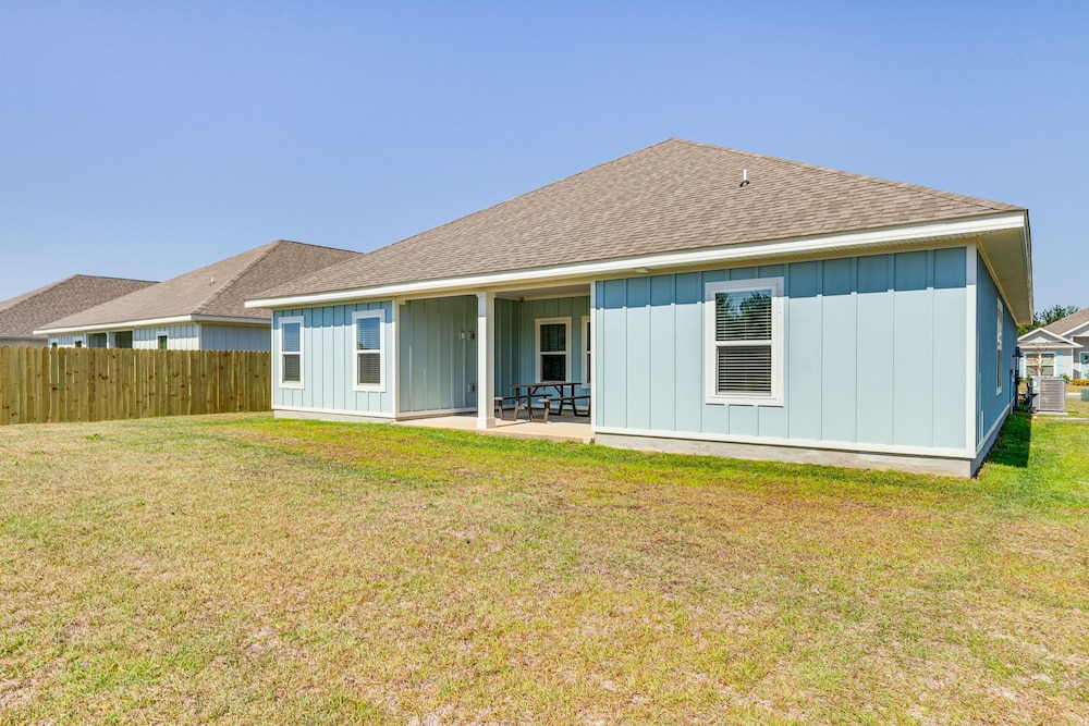 Gulf Breeze Home Rental: 8 Mi to Pensacola Beach!