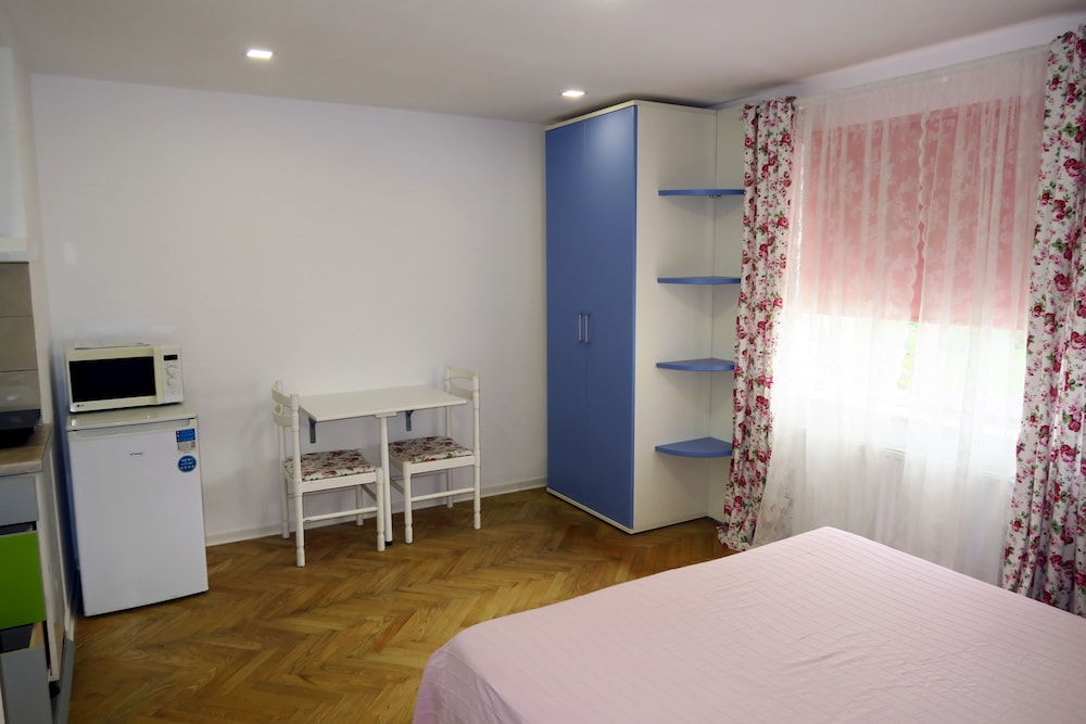 Holiday Rooms & Apartments - Rosy Garden view 4