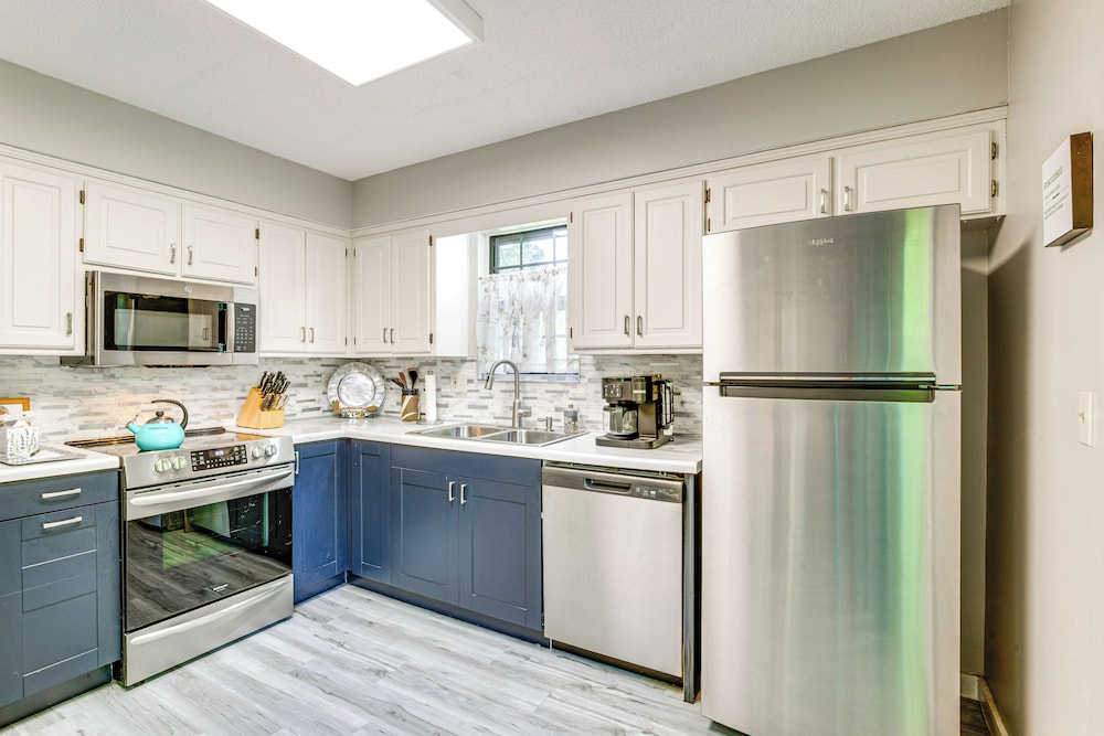 Shop, Dine & Unwind: Walkable Overland Park Home