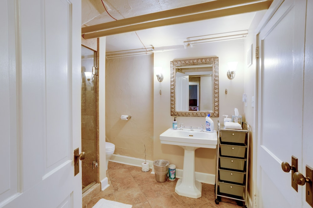Yard & Grill: Centrally Located Denver Retreat!
