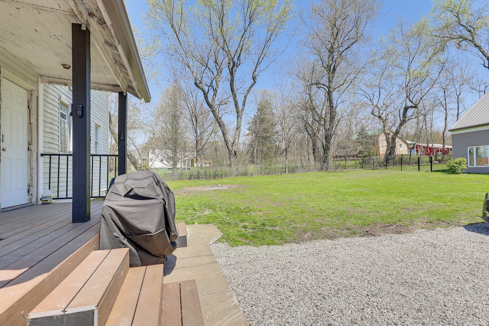 3 Mi to Dtwn: Quiet Youngstown Apt w/ Deck!