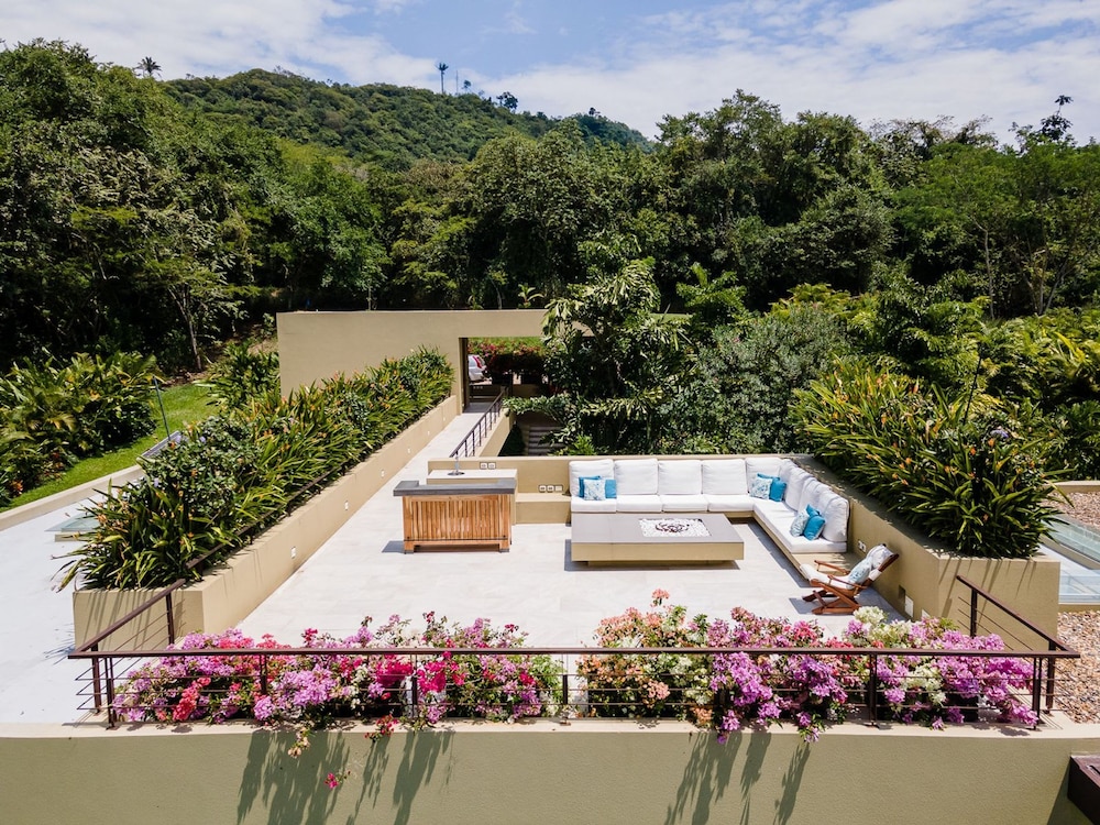 w Mind-blowing 4BR Villa w Pool at Mesa de Yeguas