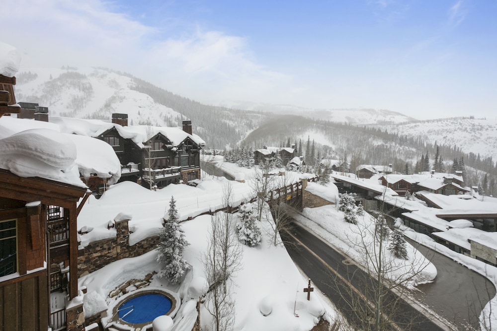 Grand Lodge - Three Bedroom #401 - Ski-in/ski-out 3 Condo