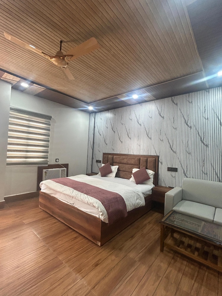 Hotel Shri Dauji Maharaj Palace
