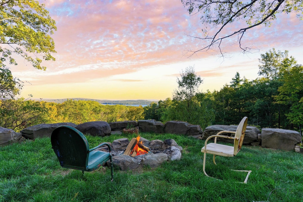 Modern Catskills Escape w/ Open Living, Steam Shower, Fireplace & Hot Tub w/ Mountain Views, Minutes From Woodstock & Trails Suncliff Vista