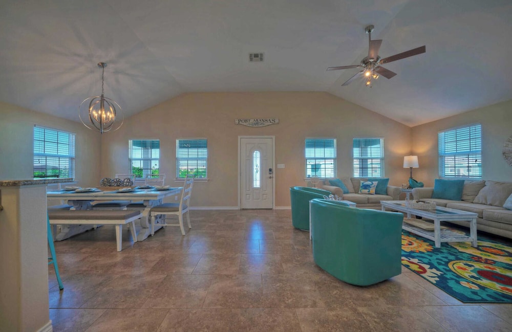 Sleeps 21, 2 Homes 2 Private Pools, Fire Pit, Swing Bar Walk to the Beach
