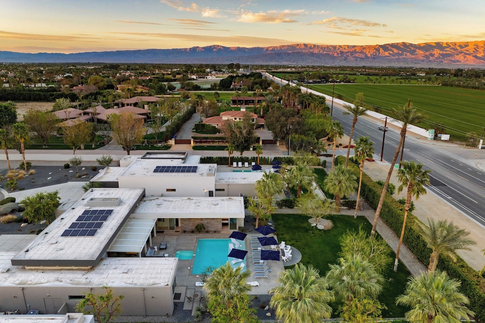 Sleeps 40 3 Luxe Villas Next to Empire Polo Club Putting Green & Pickleball