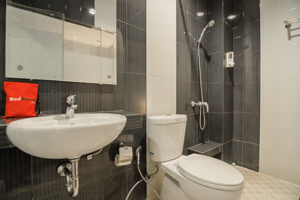 RedDoorz Plus near Soekarno Hatta Airport 2, Tangerang - 17