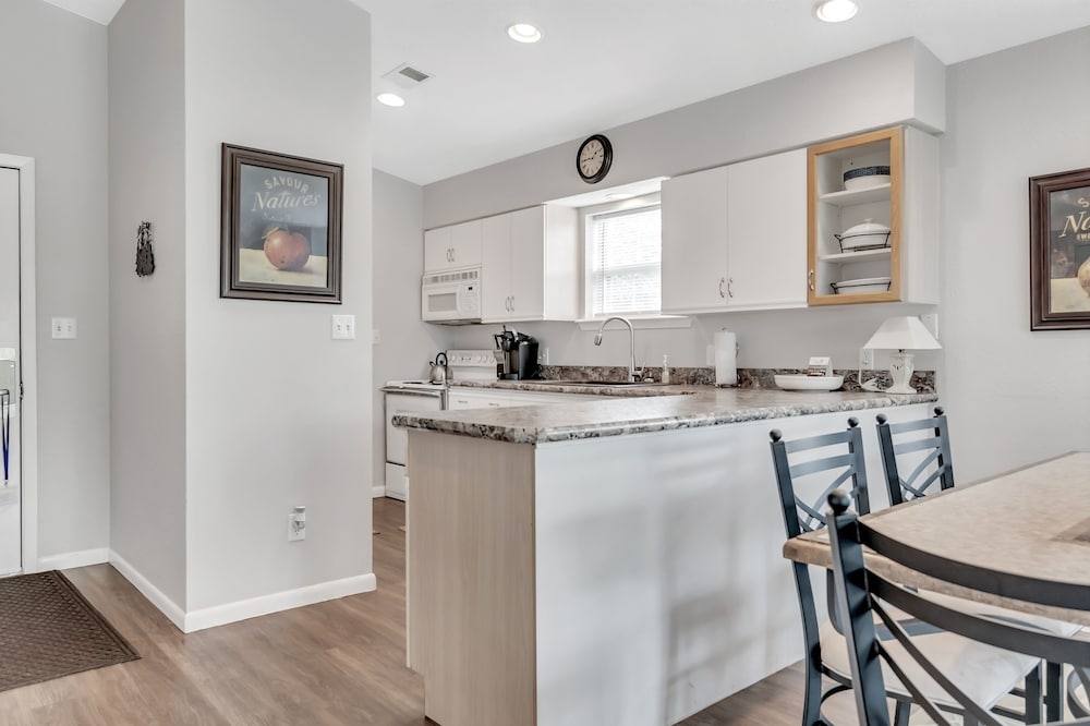 Gorgeous Greens 2 Bedroom Condo by RedAwning