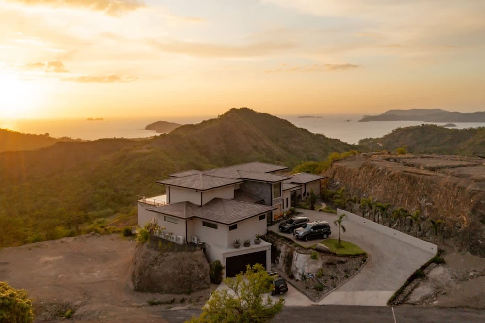 w Breathtaking 9BR Villa in Costa Rica