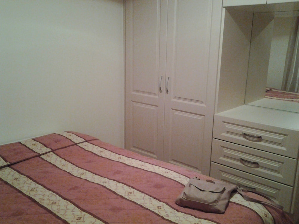 Galway 2-bed Apt, Sleeps 4, 5-min Walk to Station