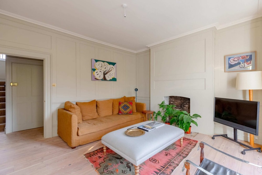Spacious & Elegant 2BD Victorian Flat - Islington!