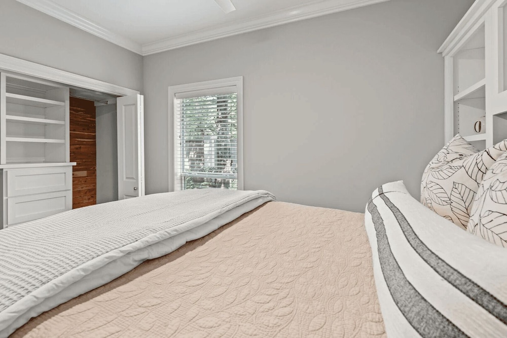 Honey Bee Bungalows by Avantstay Boat Friendly, Pool Access