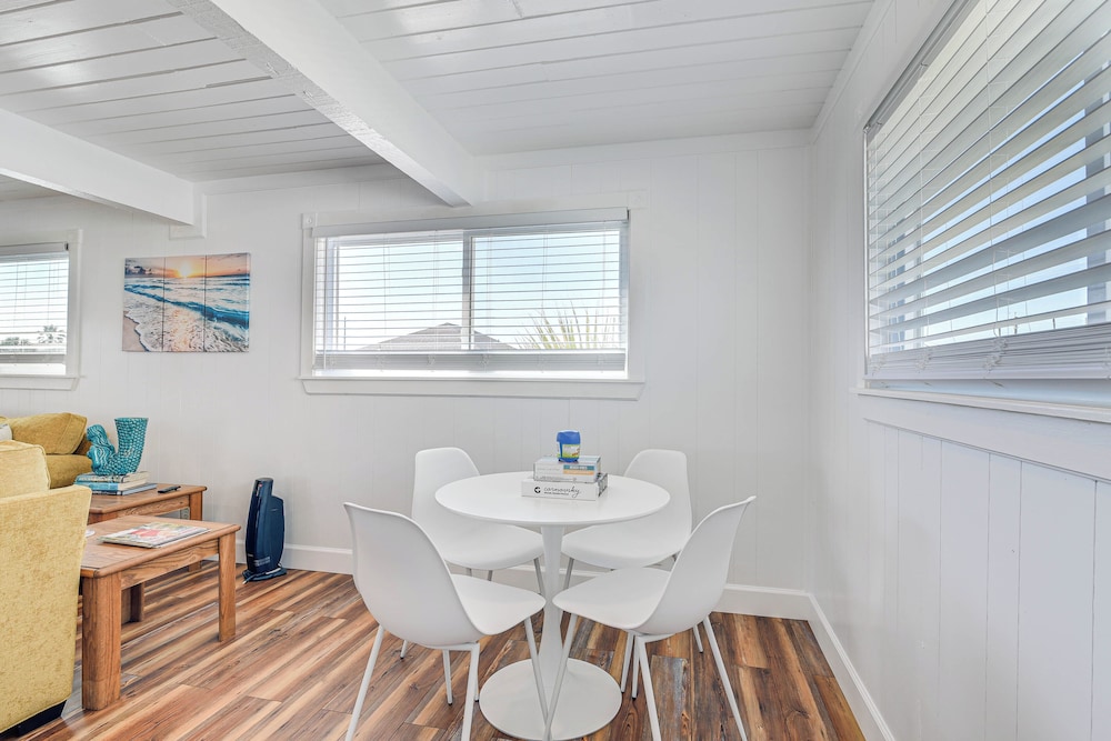Pet-friendly Galveston Home: Walk to Beaches!
