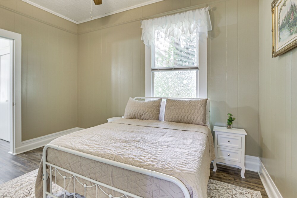 Walk to Restaurants & Shops: Dtwn Franklin Retreat