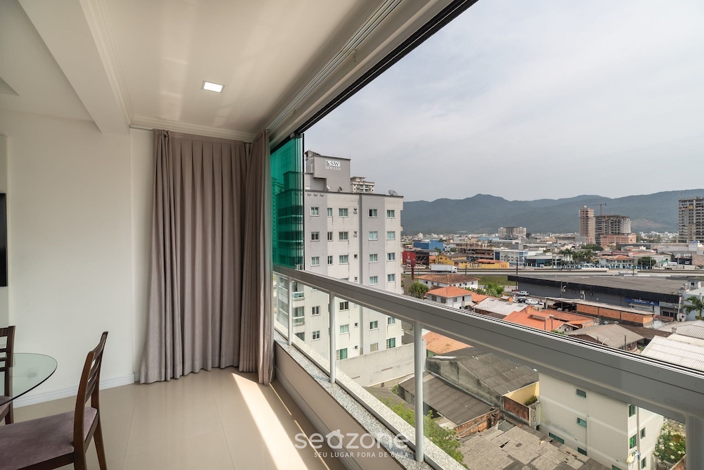 2BR Apt With BBQ in Meia Praia Mlo0601