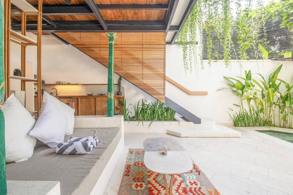 Chic 1-br Villa With Pool, 800m From Echo Beach