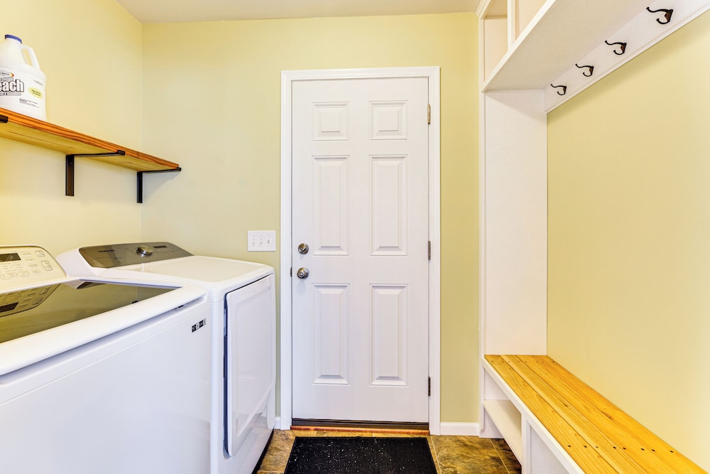 10 Mi to Dtwn Madison: Home w/ Large Yard!