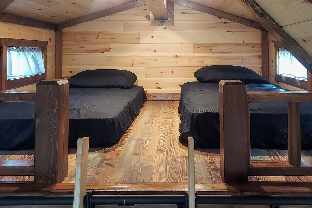 1/2 Mi to Ruby River: Cabin w/ Trail Access!