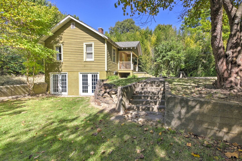 Pet-friendly Cottage w/ Fire Pit - 3 Mi to Siu! view 4
