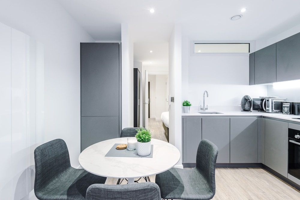 Hilltop Serviced Apartments - Piccadilly view 3