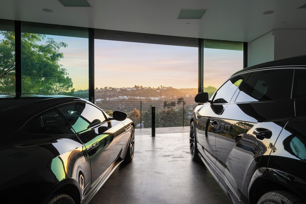Glass Mansion - Chic Glass Villa in LA Hills With Views, Style & Serenity