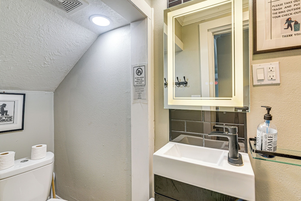 2 Mi to Dtwn: Walkable Apt in Houston!