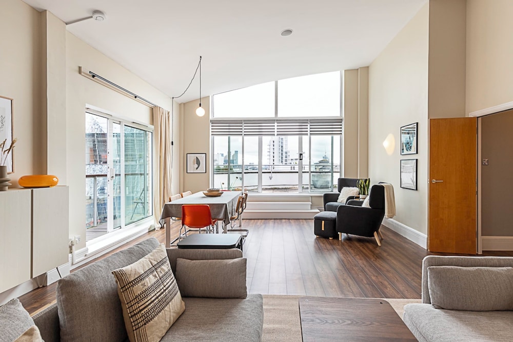 Bright and Stylish Riverside Haven in Canary Wharf
