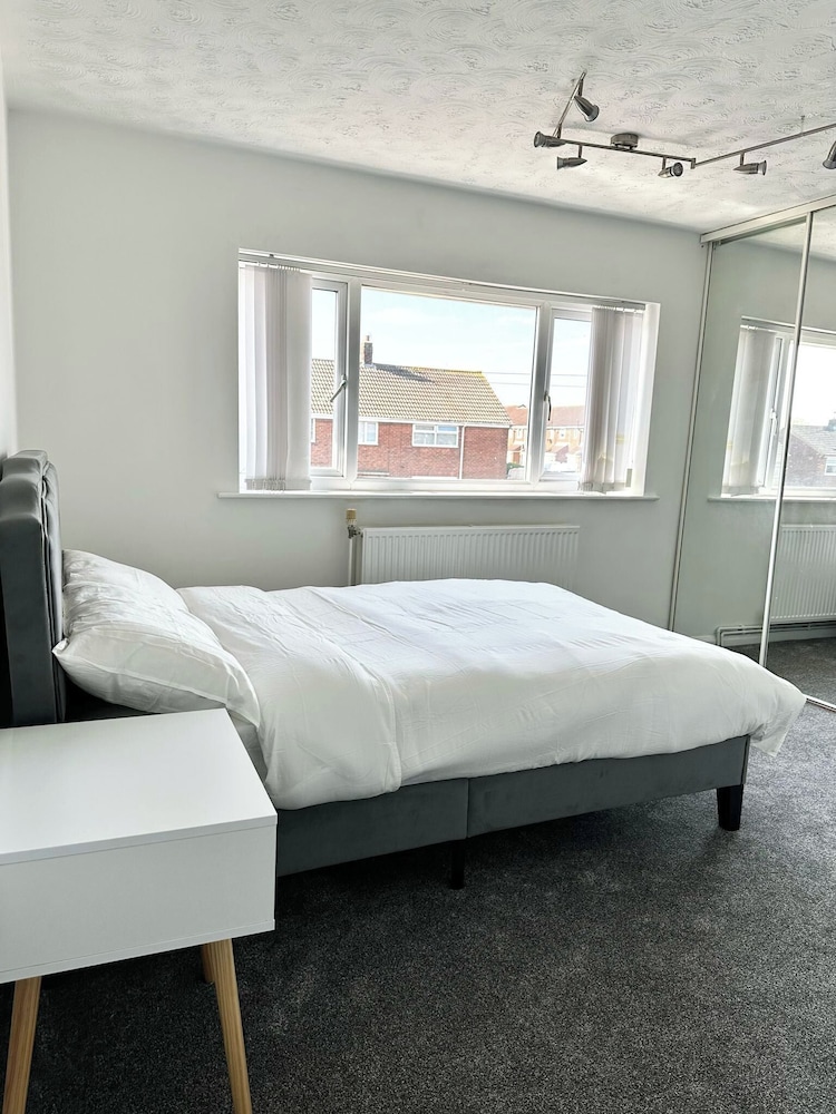 Hartlepool - House - Sleeps 5 - Parking