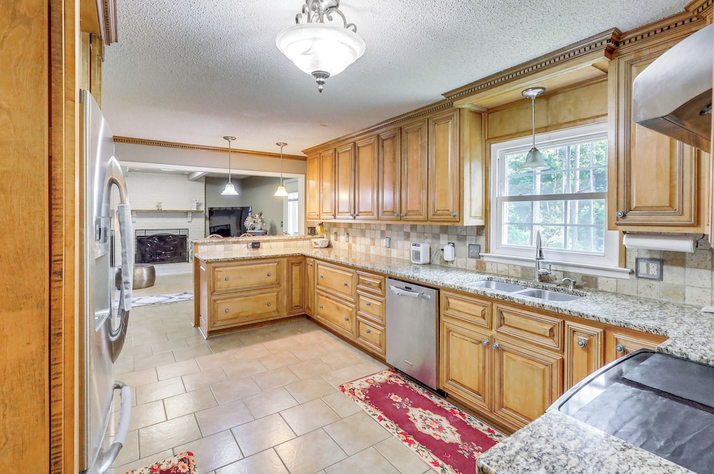 Pool & Tennis Court Access: Home in Warner Robins