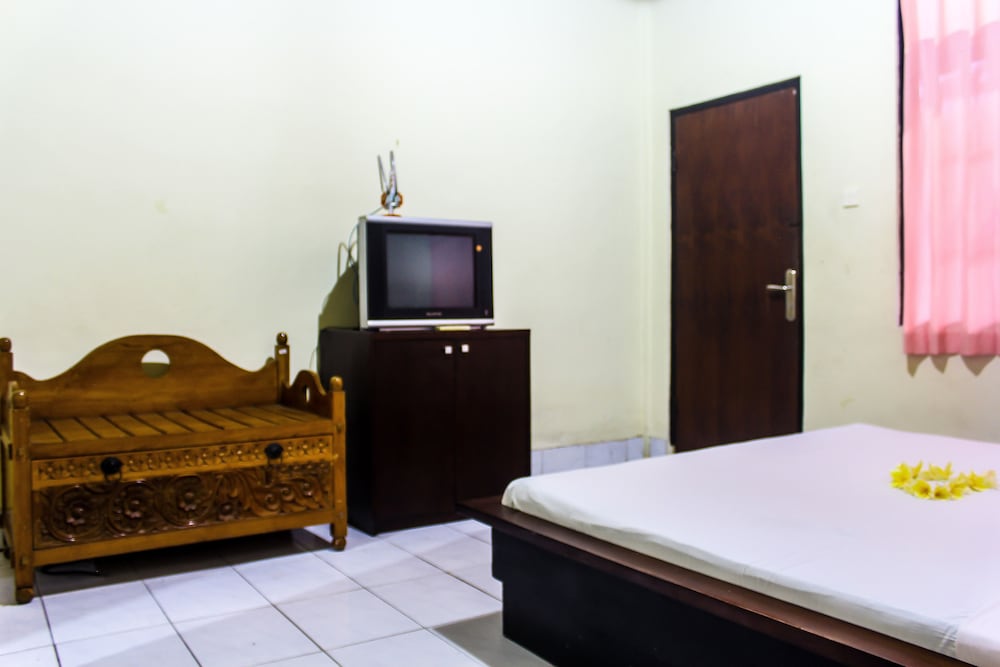 Budhi Beach Inn