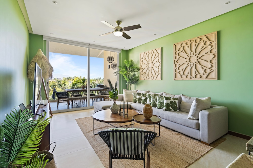Gorgeous Condo With Pool and Balcony
