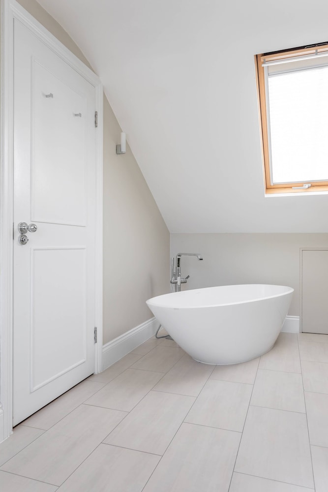 Bassett Road XII by Onefinestay