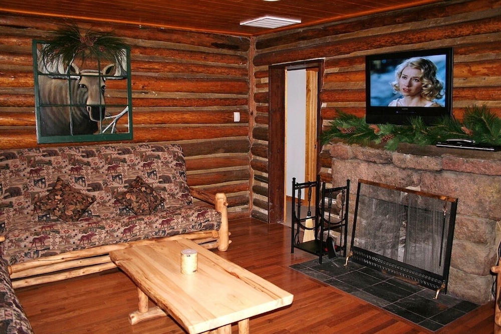 Triple R Cottages: 8 2 Bedroom Cabin view 3
