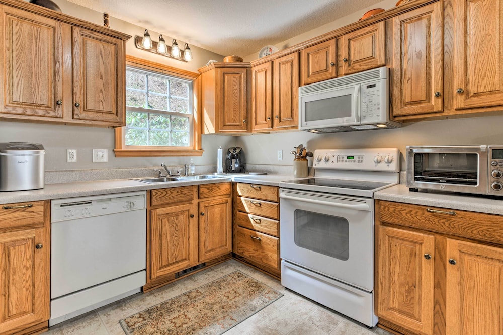 Pet-friendly Home w/ Deck + Mountain Views! view 5