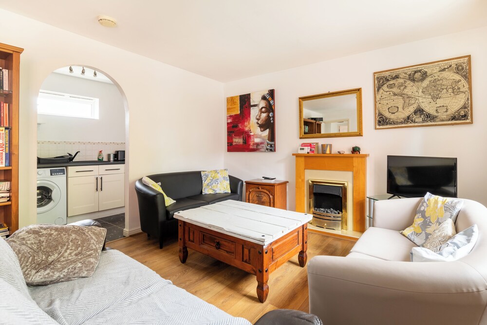 Charming Cosy Coach House in Fishponds, Bristol view 5
