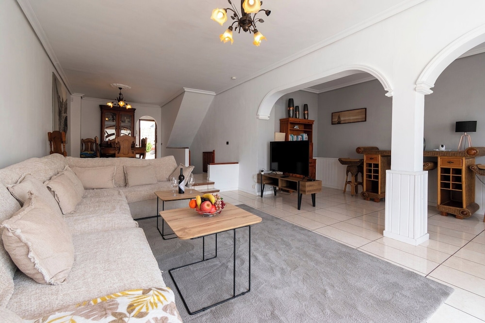 Villa Tricia 6 Bedroom Las Americas