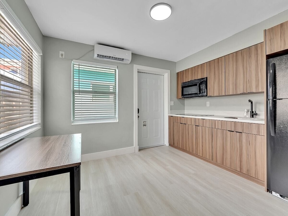 The Shell on Walnut 1br/1bath Hollywood Beach Free Parking