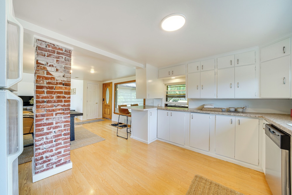 1/2 Mi to Yarrow Bay: Family Home in Kirkland