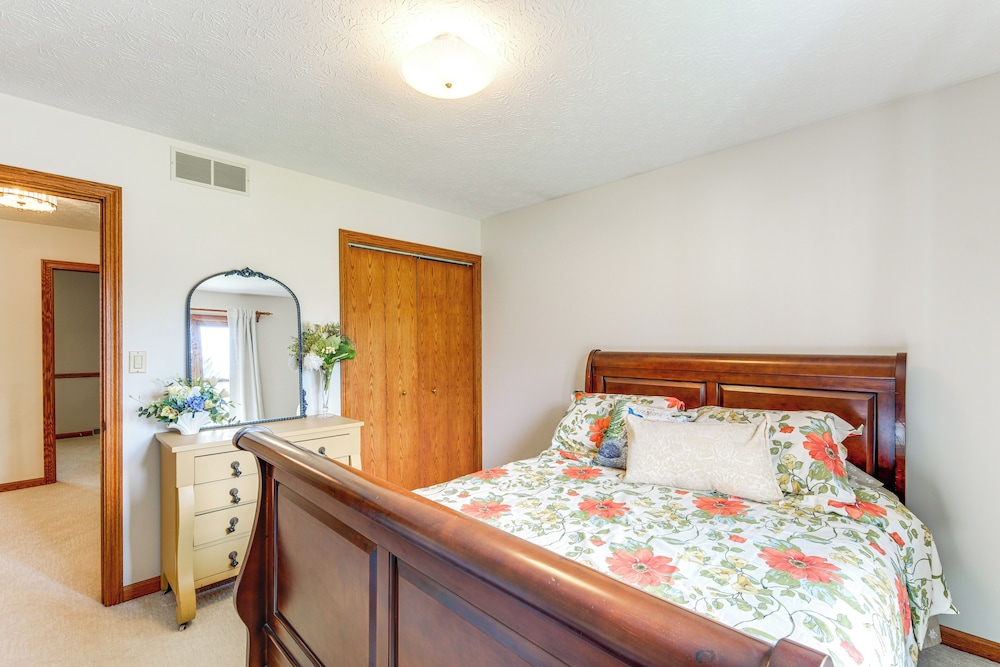 Bike, Fish, Golf & More: Stately Tudor in Mogadore