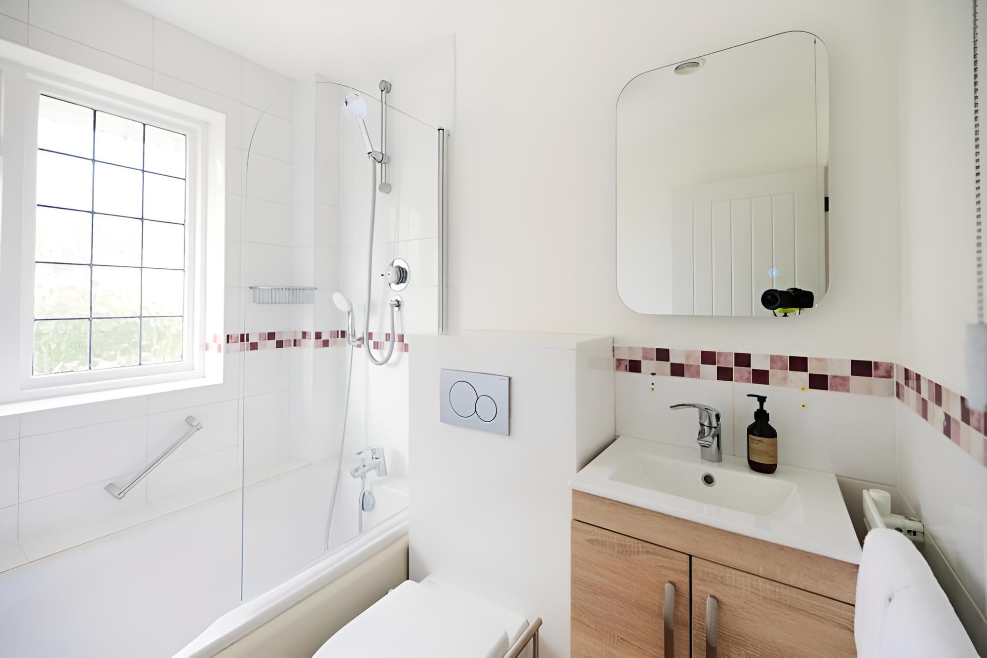 Farnham Vacations - The Farnham Arms - Captivating 4bdr House With Garage - Property Image 4