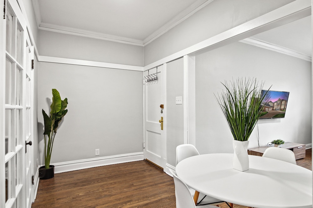 Cozy 2BR in Chicago - Roscoe 08-1W