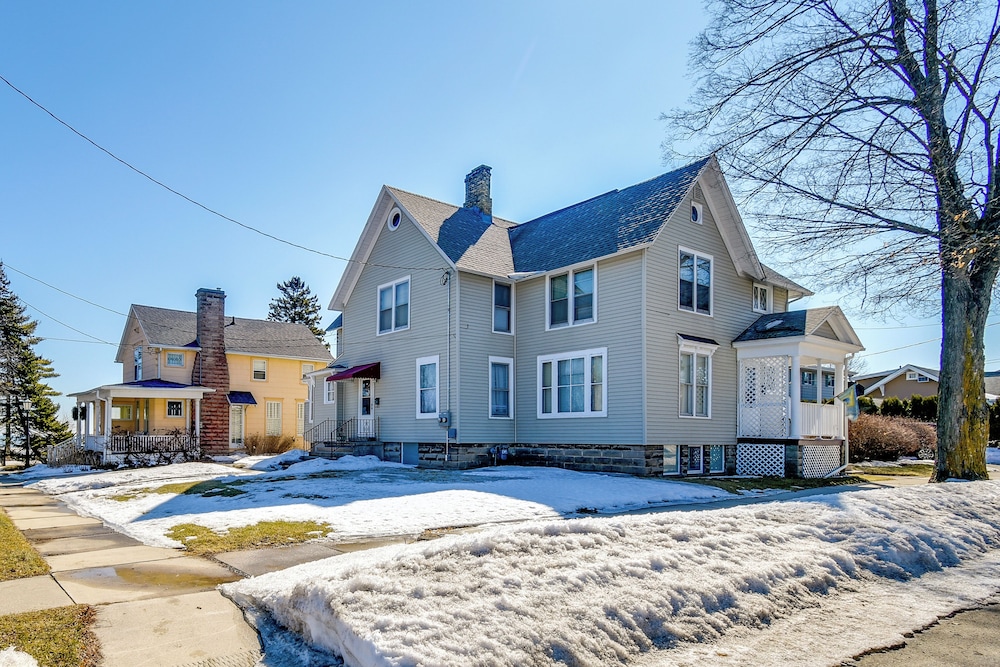 Lake Michigan Vacation Rental: 1 Block to Marina! view 4