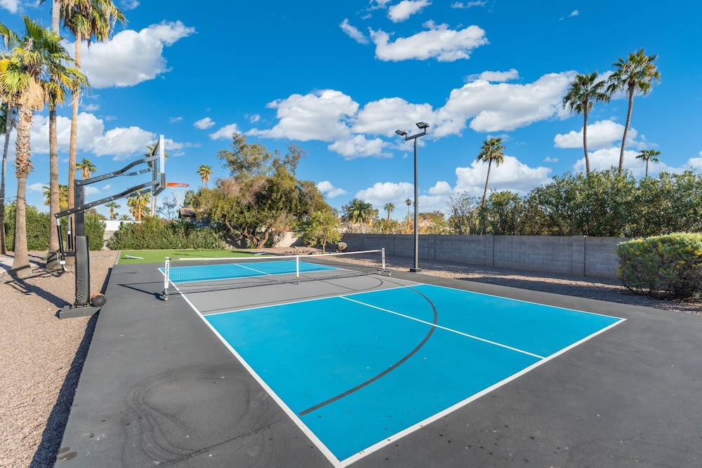 Pickle Putt Retreat Pool Pickleball Putt Grn