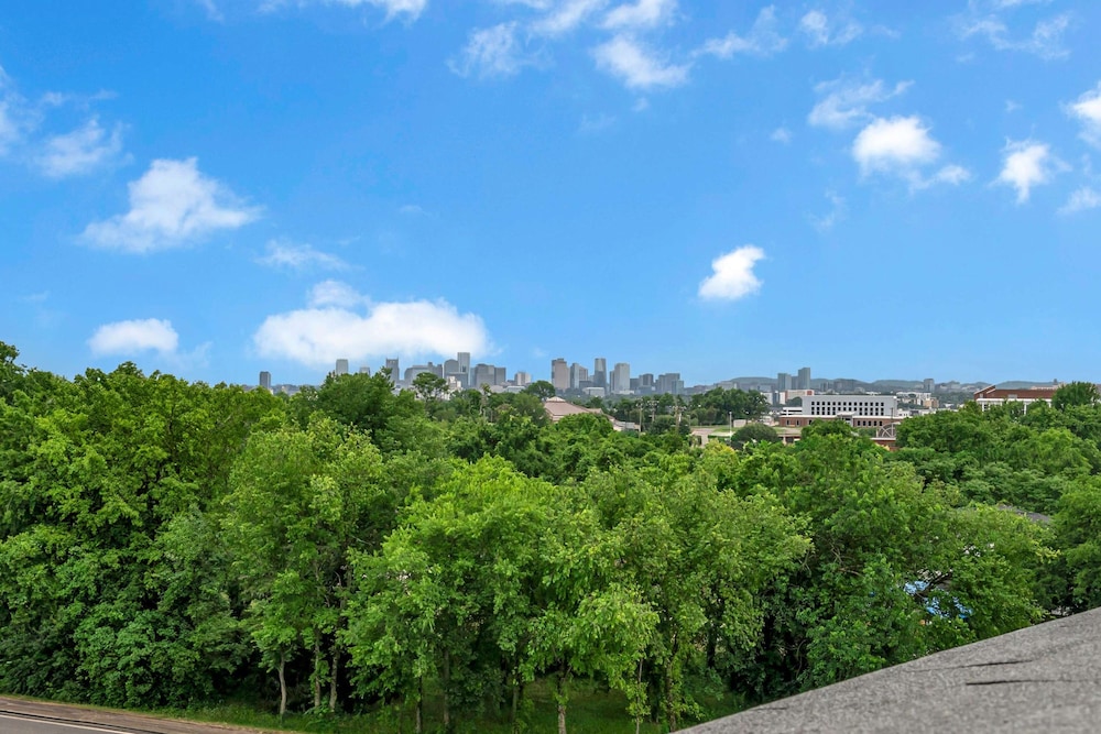 Rooftop Large Backyard Fire Pit Near Downtown Nashville